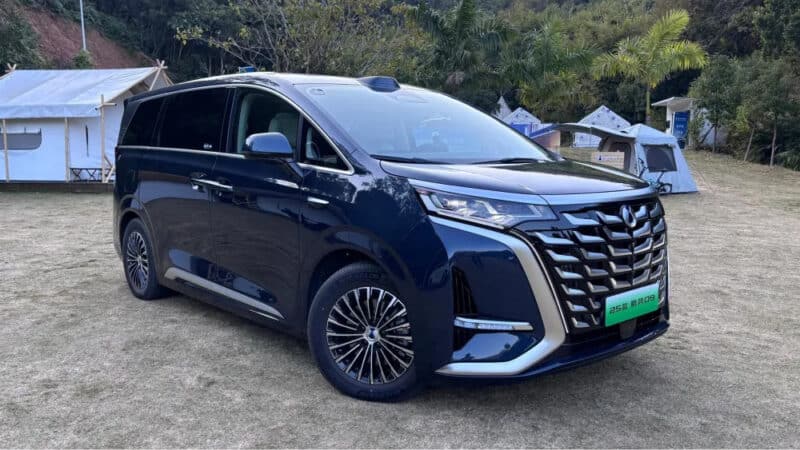 2025 Denza D9 DM-i minivan reached dealers in China ahead of launch