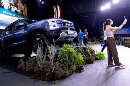 Attendees take photos with the BYD Co. Shark plug-in hybrid electric vehicle (PHEV) pickup truck during the launch event at Expo Santa Fe Mexico in Mexico City, Mexico, on Tuesday, May 14, 2024. Photo: VCG