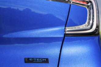 The Renault and Dacia range of hybrid cars is wide and varied. It ranges from the Clio to the coupé SUV Rafale