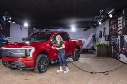 Ford plans extended-range powertrains for large SUVs, pickups