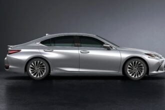 Side profile shot of the 2022 Lexus ES 300h Hybrid
