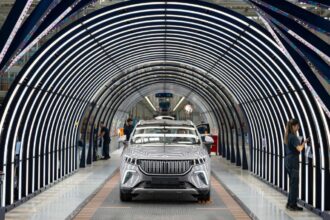 Employees work on a car assembly line at a Togg factory at the Gemlik Togg Technology Campus, Bursa, northwestern Türkiye, May 17, 2024. (AFP Photo)
