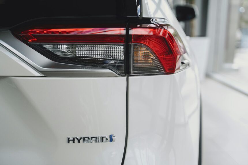 Indian EV Makers Push Back Against Hybrid Vehicle Inclusion in Government Fleets: Reuters